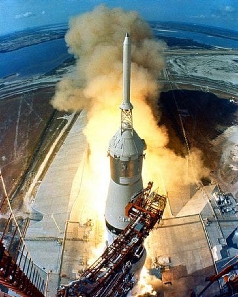 Homo sapiens tarafından üretilen Saturn V adlı roketin Apollo 11 görevi için fırlatılma anı.