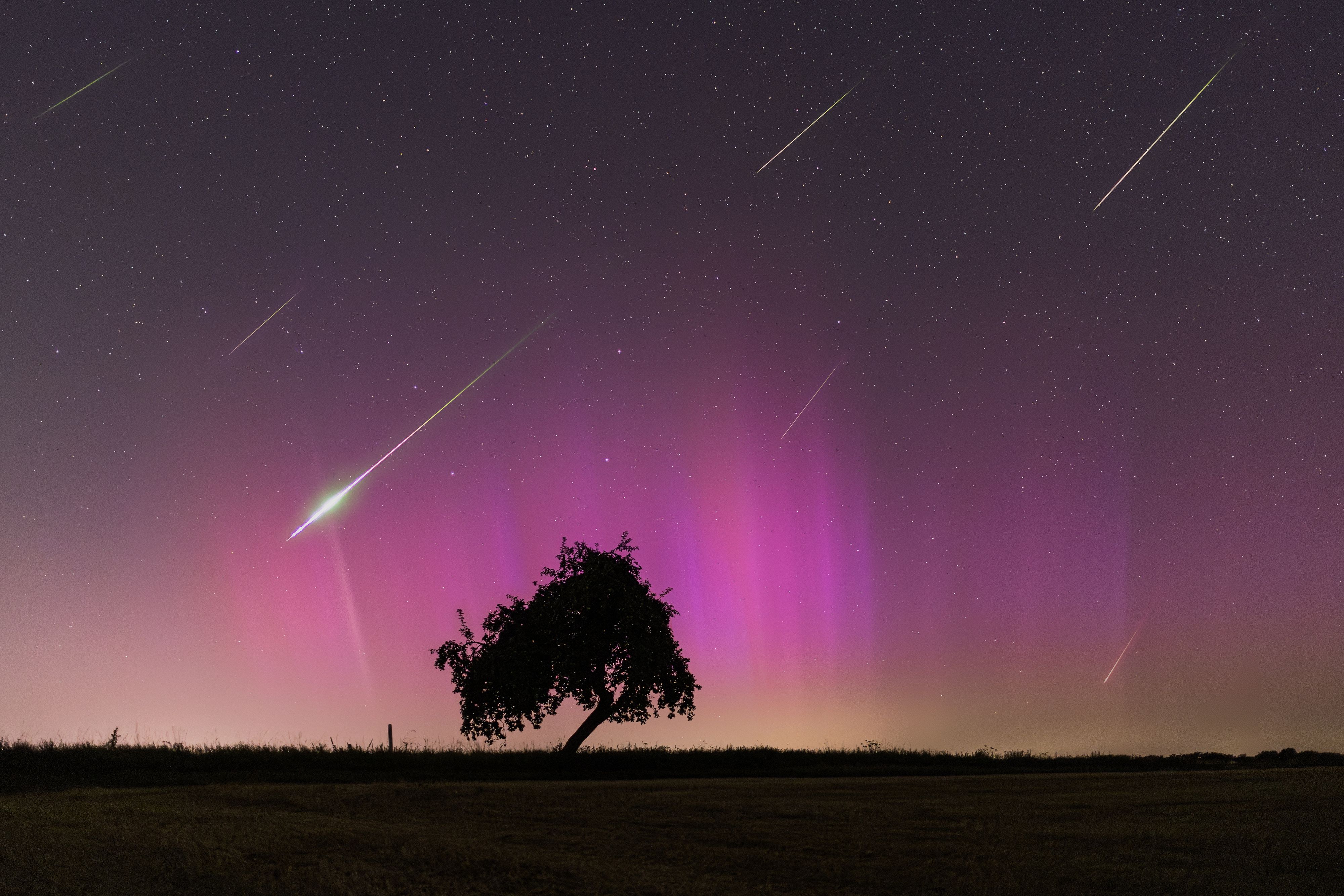 Almanya Üzerinde Meteorlar ve Aurora