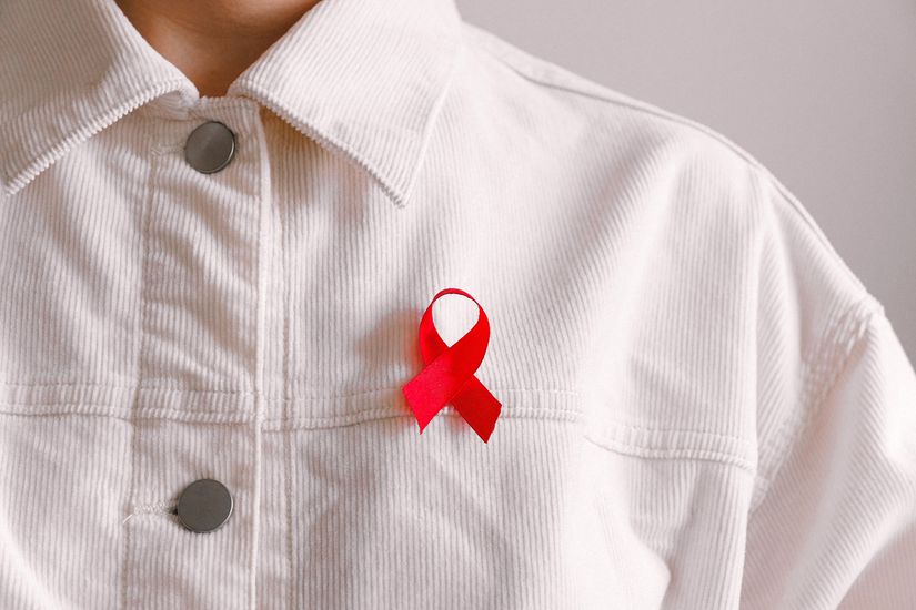 Kırmızı kurdele kişiler enfekte olmasa da AIDS'li kişilere destek ve kararlı mücadelenin göstergesi olarak takılabilir.