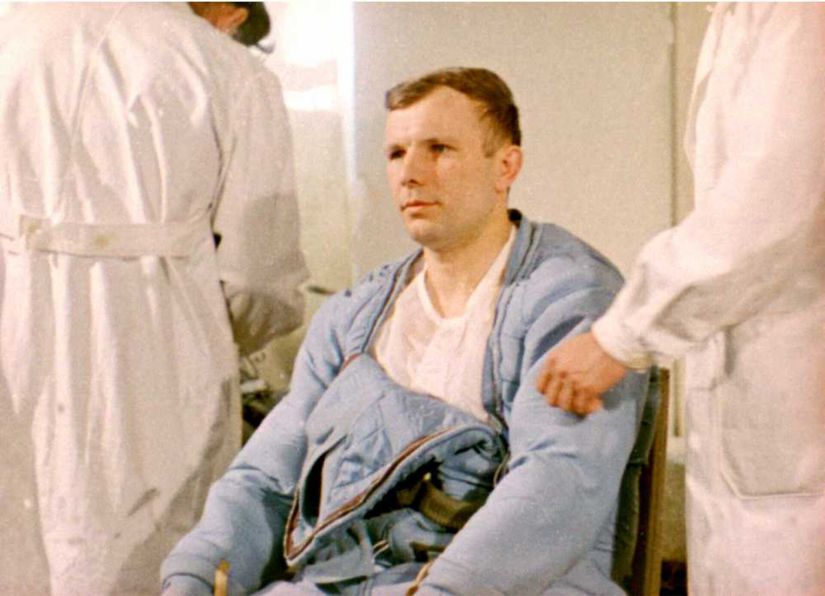 Uçuştan önce giyinmesine yardım edilen Gagarin, sakin tavırlarıyla şaşırtmıştı insanları.