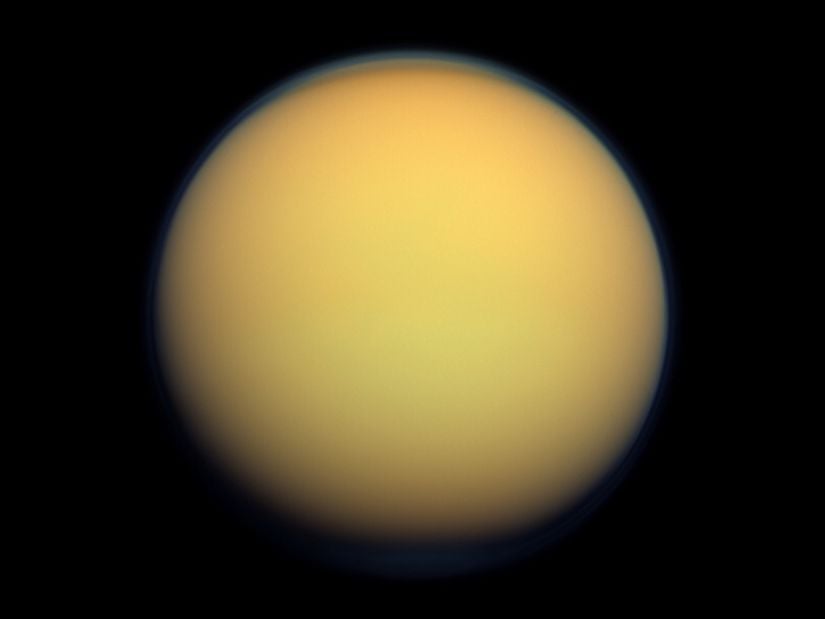 Titan’ın gerçek renklerini gösteren görüntüsü.
