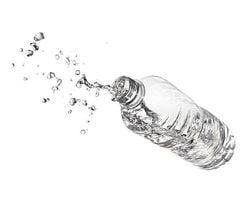 Kapağı açık, içi su dolu olan bir şişeyi fırlatınca, kütle kaybı sonucu kat edebileceği mesafe artar mı?