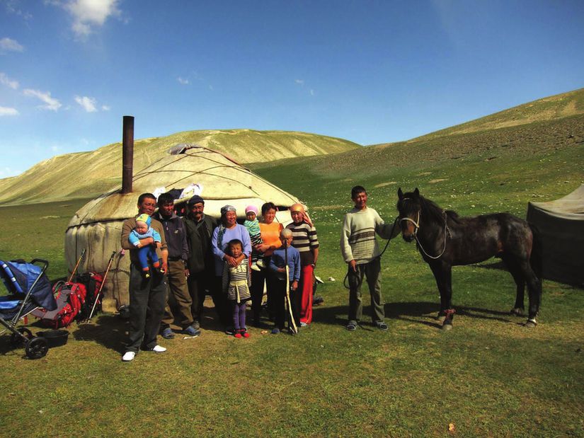 Kırgızistan'da yaylağa çıkmış bir aile.