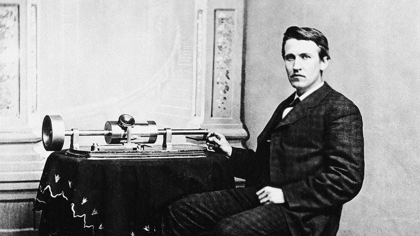 Thomas Edison 1878'de folyo fonograf ile poz veriyor.