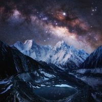 Karla Kaplı Himalayalar Üzerindeki Samanyolu