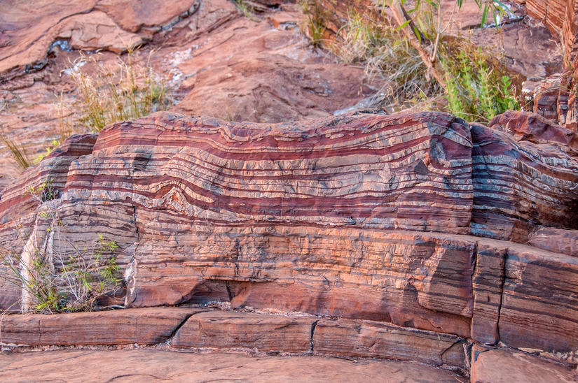 Bantlı Demir Formasyonu olarak bilinen jeolojik katman oluşumları. Demir oksitçe zengin çökelti kayaçları, demirce fakir çört (sileks, silisli şist) katmanları ile bir arada.