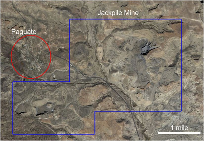 Jackpile Madeni'nin büyüklüğü ile Paguate Köyü'nün büyüklüğünün kıyaslaması
