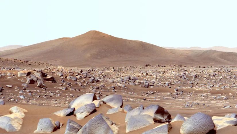 NASA'nın Perseverance Mars gezgini, kasvetli ve çorak Mars manzarasının bu görüntüsünü yakaladı.