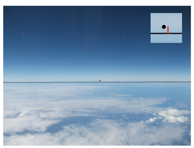 Görsel 5. Bu görsel, yatay görüş alanı 62,7° olan 35.000 ft (10.670 m) irtifadan çekilen bir ufuk fotoğrafını göstermektedir. Ufku belirleyen üç referans noktası, sol ve sağ kenarlardaki noktaları birleştiren yatay çizgi ve ölçülen sagitta değeri (sagitta ölçümünün büyütülmüş fotoğrafı sağ üst köşede verilmiştir) de görselde verilmiştir.