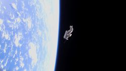 Dünya Yörüngesindeki Boş Astronot Kıyafeti!