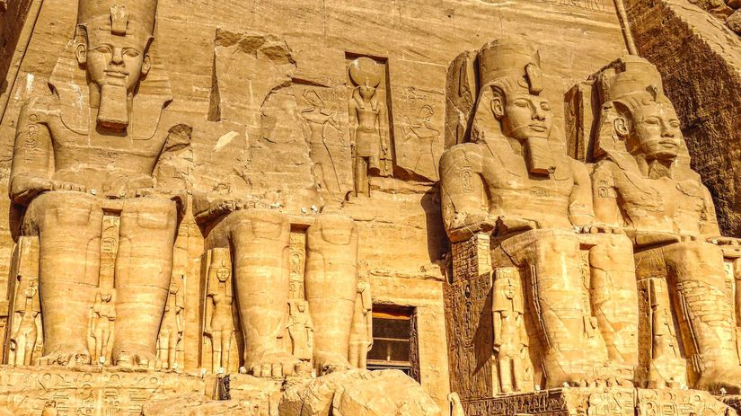 Ebu Simbel'deki dev kral heykelleri.