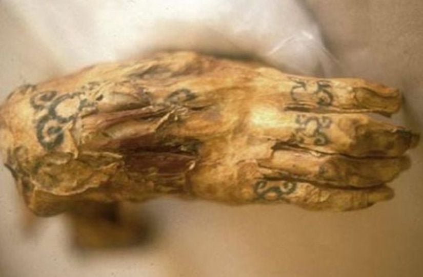 Antik Mısırdan bir mumyanın üstündeki dövmeler.