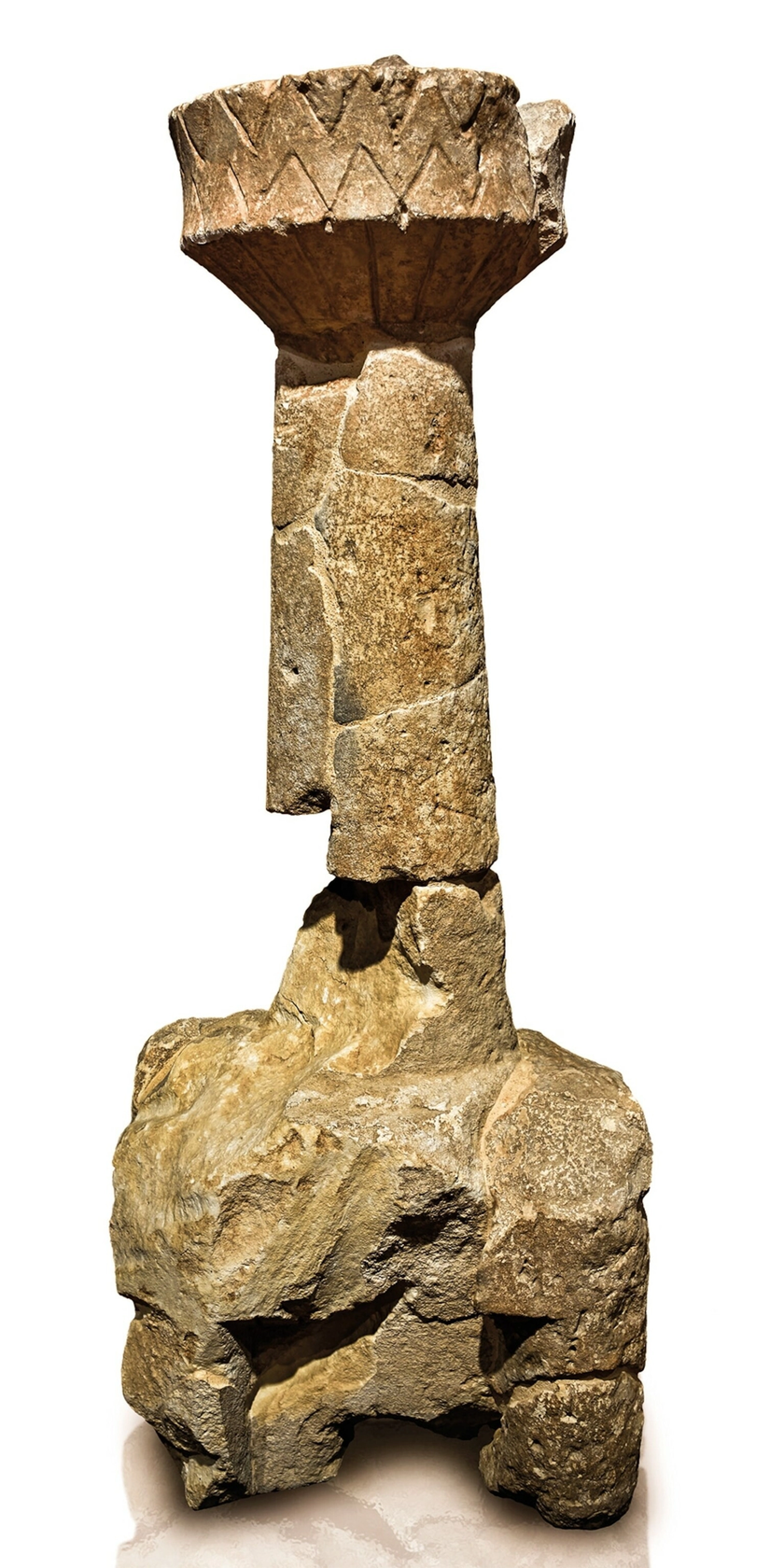 Dev heykeller arasında, bir Nuraghe modelinden yapılma bu merkezi kule gibi, Mont'e Prama'da minyatür nuraghi modelleri de bulundu.