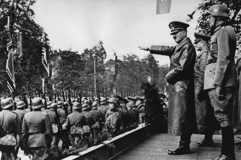 Adolf Hitler, 5 Ekim 1939 Varşova, Polonya'da Alman askerlerini selamlıyor. Almanya, 1 Eylül 1939'da Polonya'yı işgal etti.