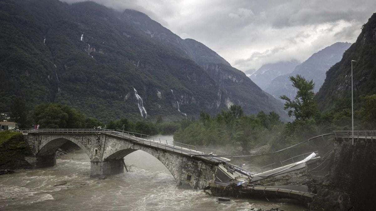 Mudslide Strands Tourists At Saas-Fee Resort