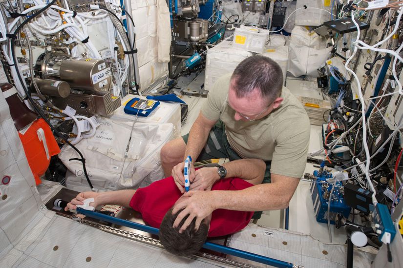 NASA Astronotlarından Barry Wilmore Çalışma Arkadaşının Göz İçi Basıncını Ölçüyor