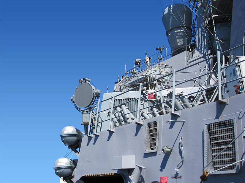 LRAD sistemi bulunan ABD Donanması gemisi. Türk Deniz Kuvvetleri benzer sistemleri kullanmaktadır.
