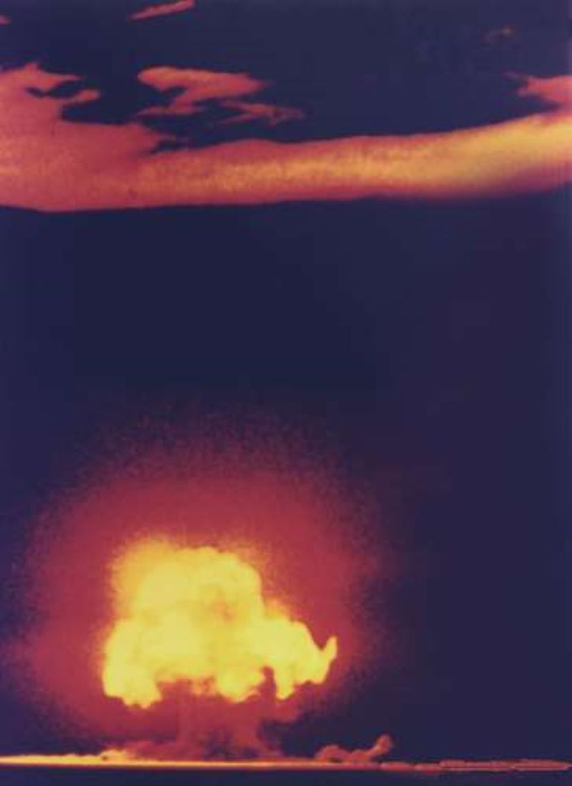 Alamogordo, New Mexico yakınlarında 16 Haziran 1945'te ilk atom bombası denemesi.