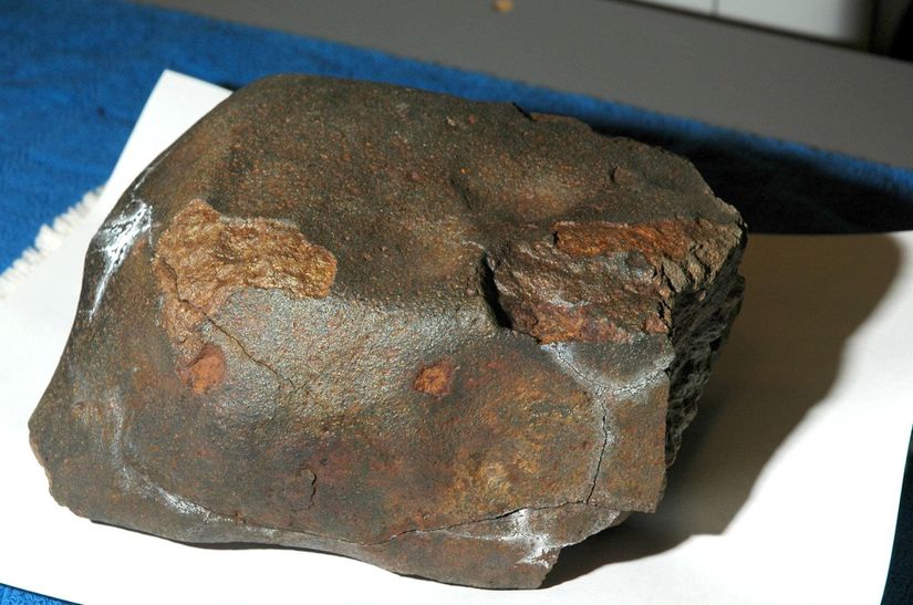 Antarktika'da keşfedilen 7 kilogramlık MacAlpine Hills 88108 meteroiti. Taşın sağ tarafının kırıldığı görülüyor. Örneğin bu meteroitin üst kısmında adeta üzerine baskı yapılmış gibi "regmaglipt" girintileri oluştuğu görülüyor; fakat demir meteroitlerdekinden çok daha belirsiz olduğuna dikkat ediniz.