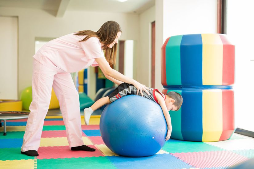Fiziksel terapistler, çocuk gelişimi ve motor kontrol konusunda benzersiz bir eğitime sahiptir. Bu uzmanlık, bir çocuğun motor gecikmelerini ve işlevsel performansını değerlendirmelerini sağlar.