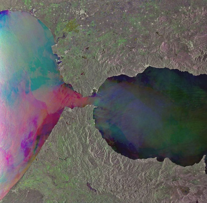 Cebelitarık Boğazı'nda Akdeniz'in Atlas Okyanusu ile karışımını gösteren bir uydu fotoğrafı (renkler gerçek değildir).