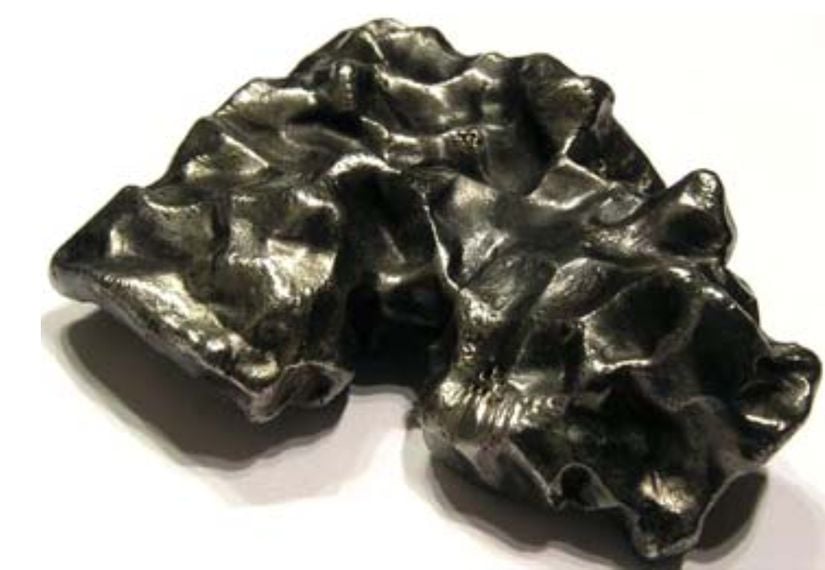 Ekstrem bir regmaglipt örneği. Adeta bir oyun hamuru veya ıslak kille oynanmışçasına çıkmış izlere dikkat ediniz. Özellikle de demir meteoritlerinin çoğunda bu belirgin izler olacaktır.