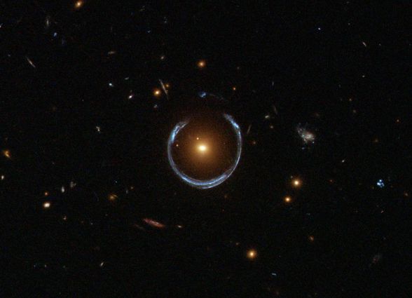 LRG 3-757 isimli galaksi, kütleçekimsel merceklenme etkisini harika bir şekilde göstermektedir. Fotoğraf, Hubble Uzay Teleskobu tarafından çekilmiştir.