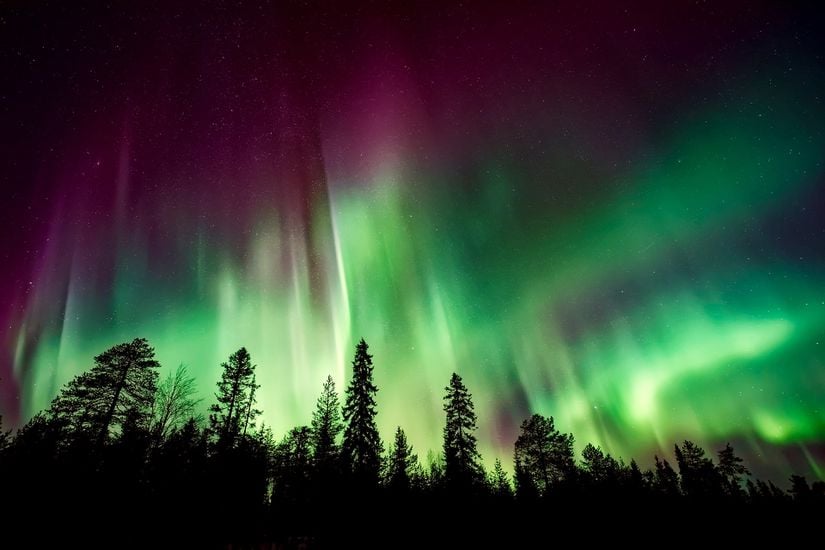Kuzey ışıkları; Aurora Borealis, Güneş'ten gelen parçacıklar oksijen molekülleri ile çarpışarak soluk yeşil ışıkları, azot molekülleri ile çarpışarak morumsu ışıkları oluşturur.