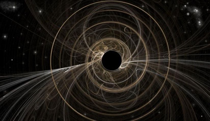 Bir kara deliğin simüle edilmiş bozunumu, yalnızca radyasyon yayılımıyla değil, aynı zamanda çoğu nesneyi sabit tutan merkezi yörüngedeki kütlenin bozunmasıyla da sonuçlanır. Kara delikler statik nesneler değillerdir, zamanla değişirler. En düşük kütleli kara delikler için buharlaşma en hızlı gerçekleşir.