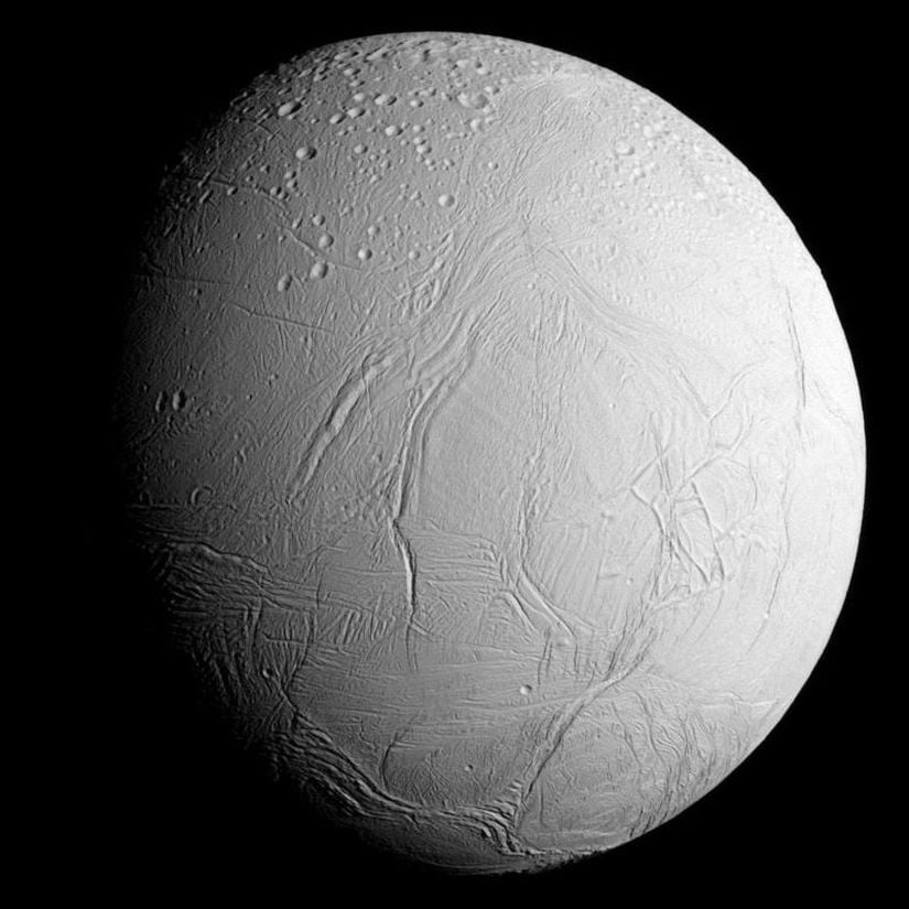 Bu fotoğraftan da görüldüğü gibi Enceladus üzerinde bir buz tabakası vardır.
