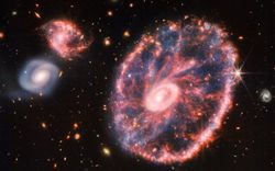 Webb teleskopu, 500 milyon ışıkyılı uzaklıktaki renkli Cartwheel Gökadasını yakaladı.
