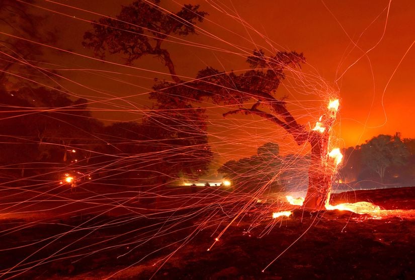 Ağustos 2020'de Napa, Kaliforniya'da çıkan LNU Lightning Complex yangınında, uzun pozlama sayesinde görülebilen kül ve kor parçacık hareketliliği.