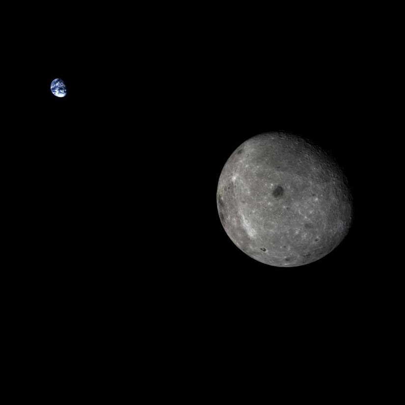 Chang'e 5 T1 isimli uydu, Ay'ın görünmeyen tarafında dönerken, hem Ay'yı, hem de Dünya'yı aynı kareye alan bu harika fotoğrafı çekmeyi başardı. Chang'e 5 uydusunun kısa dönem görevi neredeyse yarı yarıya tamamlandı. Ay'ın karanlık tarafında turladı ve şimdi, 31 Ekim'de Ay'dan aldığı örnekleri geri getirmeyi sağlanacak bir teknolojinin test edilmesi için gereken konuma gelmeyi bekliyor. Bu aslında bir temel bilim araştırması değil, bir mühendislik araştırması. Dolayısıyla amacı bu tür fotoğraflar çekmek değil. Fakat yine de, doğru zamanda doğru açıda bulunmak, uyduların bu nefes kesen fotoğrafları yakalamasını sağlayabiliyor.