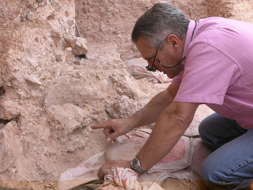 Paleontolog Jean-Jack Hublin'in Djebel Irhoud'daki yeni fosilleri ilk kez gördüğü bir fotoğrafı. Hublin ve meslektaşları, Djebel Irhoud'dan gelen Homininilerin Homo sapiens'in en erken evrimini temsil ettiğini söylüyor. Diğer araştırmacılar, kazılan örnekle ilişkili Çakmaktaşı eserlerini tarihlendirmek için Termolüminesans tarihini kullandılar. Sonuçlar, Djebel Irhoud bölgesinin yaklaşık 300.000 ila 350.000 yaşında olduğunu göstermektedir.