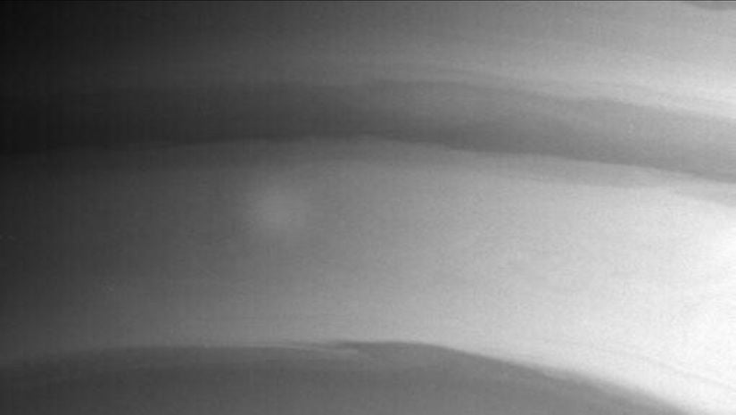 Satürn atmosferinin Jüpiter atmosferine benzeyen bantlı yapısı.