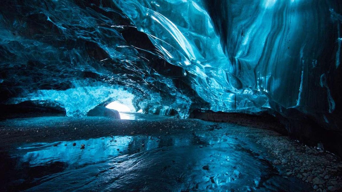 Tragic collapse of an ice cave costs American tourists their lives