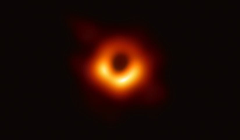 M87 karadeliğinin fotoğrafında karanlık yer aslında karadeliğin gölgesidir. Olay ufku çok daha küçüktür.