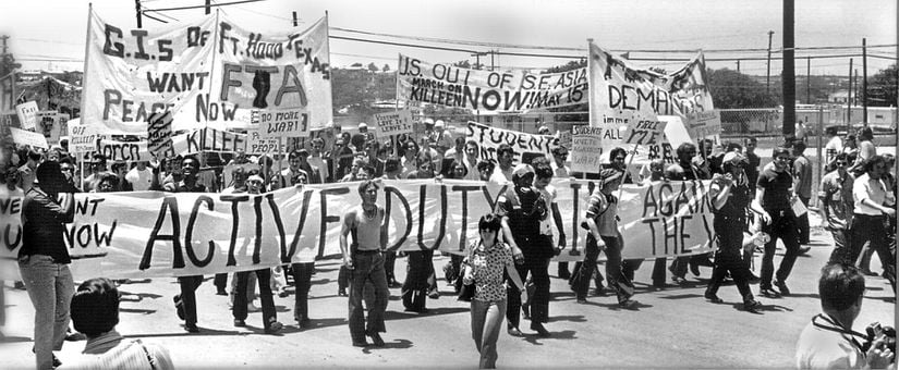 Fort Hood askeri üssünün önünde pankartlarla birlikte &quot;Savaş Karşıtı Propagandası&quot; yapan insanlar, 1971.