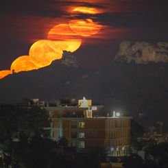  Strawberry Supermoon Over Devil's Saddle 