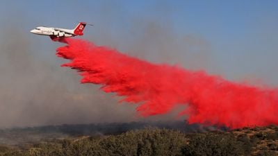 Yangın Söndürme Uçaklarından Atılan Kırmızı Sıvı Ne? İçeriğinde Neler Var ve Sağlığa Zararlı mı?