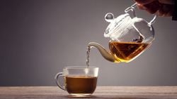 COVID-19 Hastalığı, Sadece Çay İçerek Tedavi Edilemez!
