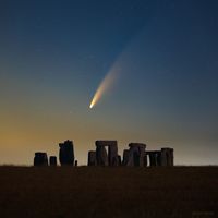 Stonehenge Üzerinde NEOWISE Kuyruklu Yıldızı