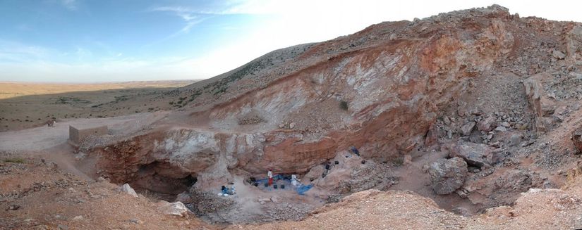 Bu resimde güneyden görülebilen Djebel Irhoud kazı alanındaki diğer mevduatlar bir tür eski tünelde yer almaktadır. Daha sonra, en azından kısmen Madencilik çalışmaları ile ortaya çıkarıldı.