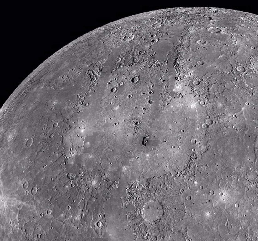 Белый меркурий. Меркурий кратер Калорис. Кратер Калорис на Меркурии. Меркурий бассейн Калорис. Бассейн Калорис на Меркурии.