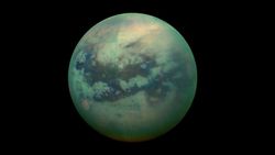 Webb Teleskopu, Satürn'ün Uydusu Titan'ın Kalın Pusunun Altındaki Bulutları Gözetliyor