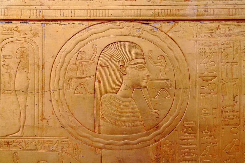 Tutankhamun'un mezarındaki Ouroboros hiyeroglifi