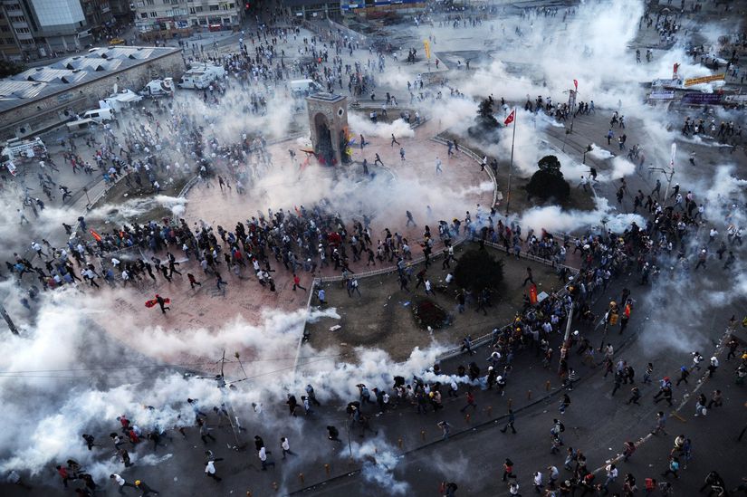 2013 Gezi Parkı Direnişi'nde gaz bombalarından kaçmaya çalışan insanların içinde bulunduğu kaos...