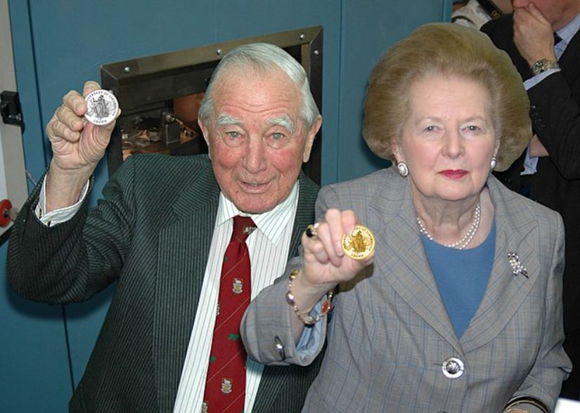 Margaret Thatcher ve Sir Rex Hunt.