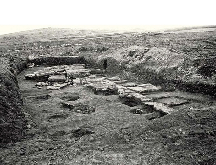 Binlerce heykel parçası bulmanın yanı sıra, 1977-79'da Mont'e Prama'daki kazı, antik Nuragic nekropolünden 30 mezar ortaya çıkardı. Kumtaşı levhalarla kaplı bu silindirik mezarlarda, hepsi oturur ve diz çökmüş vaziyette gömülü erkek ve kadın bedenleri vardı.
