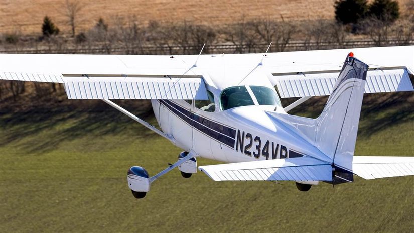 Flapleri açık olan bir Cessna-172M.